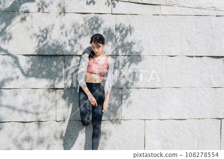 sports fashion women 108278554