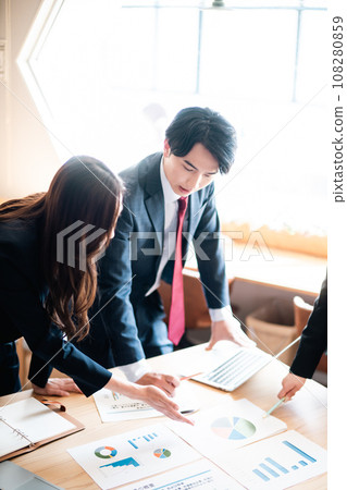 商務團隊在會議室舉行熱情會議 108280859