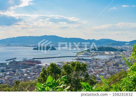從Koboyama展望台看到的蒲郡城市景觀(愛知縣蒲郡市) 從Koboyama展望台看到的蒲郡城市景觀(愛知縣蒲郡市) 108281632