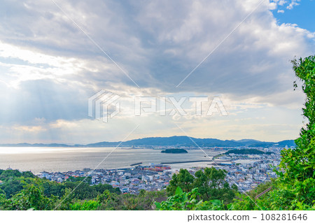 從Koboyama展望台看到的蒲郡城市景觀(愛知縣蒲郡市) 從Koboyama展望台看到的蒲郡城市景觀(愛知縣蒲郡市) 108281646