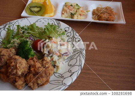 Fried fried chicken set 108281698