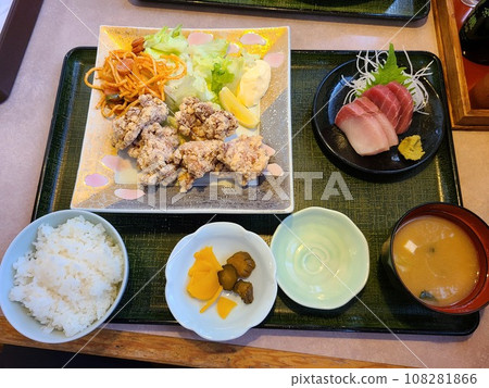 Fried chicken and sashimi set meal 108281866