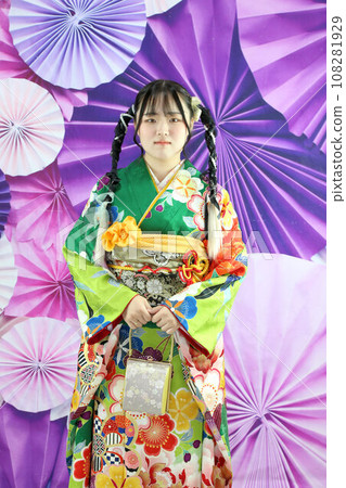 Adult long-sleeved kimono shoot, Japanese woman in green kimono with cute hairstyle 108281929