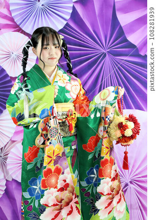 成人長袖和服拍攝，穿著綠色和服的日本女人，髮型可愛 108281939