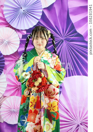 Adult long-sleeved kimono shoot, Japanese woman in green kimono with cute hairstyle Adult long-sleeved kimono shoot, Japanese woman in green kimono with cute hairstyle 108281941