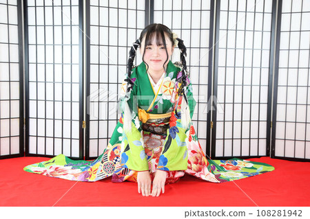 Adult long-sleeved kimono shoot, Japanese woman in green kimono with cute hairstyle Adult long-sleeved kimono shoot, Japanese woman in green kimono with cute hairstyle 108281942