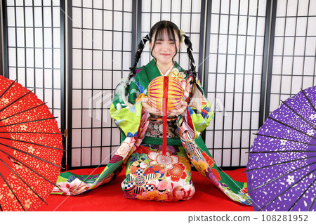 成人長袖和服拍攝，穿著綠色和服的日本女人，髮型可愛 108281952