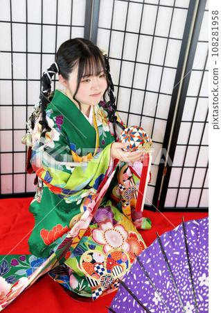 成人長袖和服拍攝,穿著綠色和服的日本女人,髮型可愛 成人長袖和服拍攝,穿著綠色和服的日本女人,髮型可愛 108281958