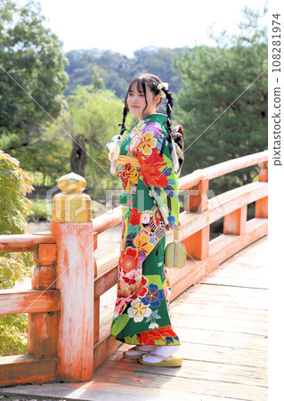成人長袖和服拍攝,穿著綠色和服的日本女人,髮型可愛 成人長袖和服拍攝,穿著綠色和服的日本女人,髮型可愛 108281974