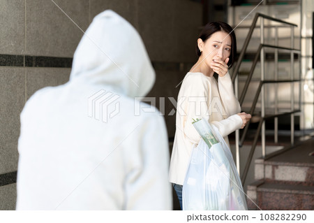 Women targeted by suspicious persons 108282290