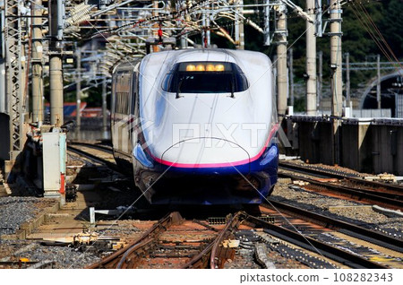 東北新幹線瓶頸...E2系列新幹線通過福島站地面交叉路口 108282343