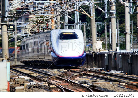 東北新幹線瓶頸...E2系列新幹線通過福島站地面交叉路口 108282345