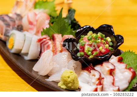 居酒屋供應的什錦生魚片 108283222