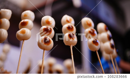 The three-colored dango is very popular during the moon-viewing walk at Hamarikyu. 108283666