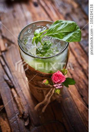 fresh mojito on a rustic table 108284138