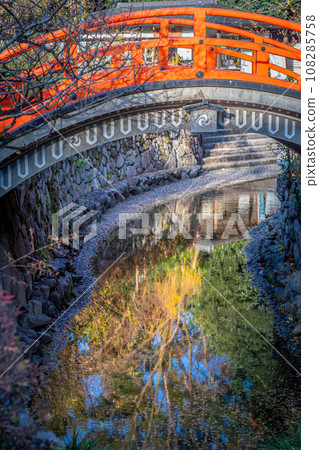 下鴨神社的秋天、橫跨御手洗川的太鼓橋「輪橋」以及倒映在水面上的秋色 108285758