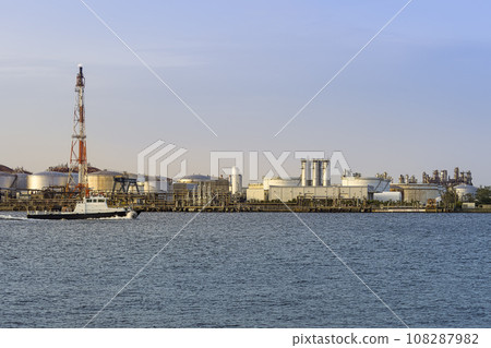 Factory group along Keihin Canal in Kawasaki City / Kawasaki, Japan 108287982