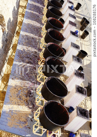 西班牙葡萄酒豐收節上的葡萄酒發酵罐 108288176