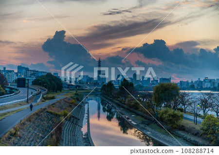 Mito City, Ibaraki Prefecture: Morning at Senba Lake with autumn leaves 108288714