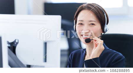 在呼叫中心工作的婦女的肖像 108288895