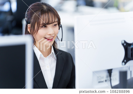 一名女子在呼叫中心工作 108288896