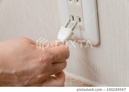 [Housewife plugs in the outlet] 108289567