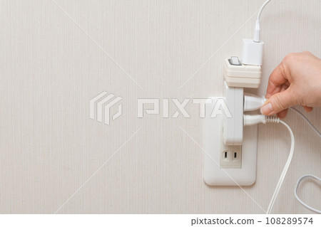 [Housewife who plugs in many outlets and uses multiple wiring] 108289574