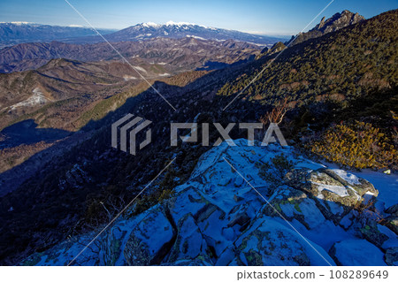 冬天從奧道部高見岩看到的水垣山和八嶽山 108289649