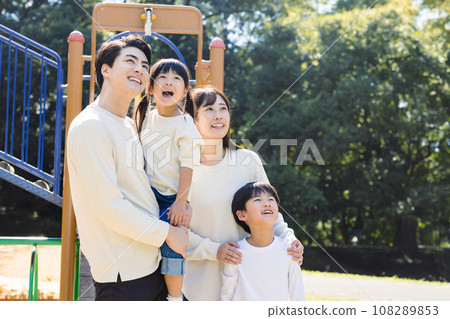 在公園玩耍的親密家庭 在公園玩耍的親密家庭 108289853