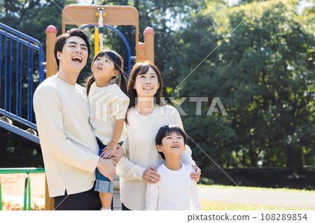 在公園玩耍的親密家庭 108289854