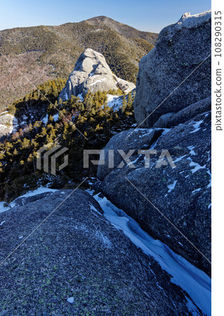 冬天從奧道部大日岩看到的小川山 108290315