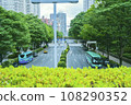 大城市十字路口紅燈停車的汽車（車輛） 108290352