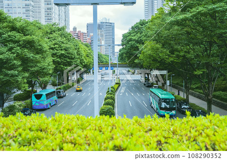 大城市十字路口紅燈停車的汽車(車輛) 大城市十字路口紅燈停車的汽車(車輛) 108290352