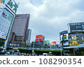 汽車和遊客來來往往的大城市風景圖 108290354