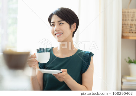 woman drinking coffee in the living room 108290402
