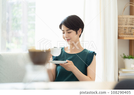 在客廳喝咖啡的女人 在客廳喝咖啡的女人 108290405