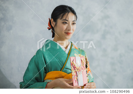 Woman in furisode gift bag 108290496