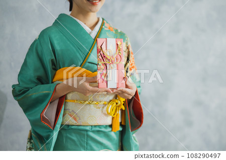 Woman in furisode gift bag 108290497