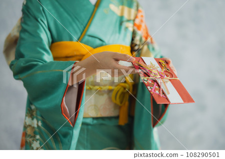 長袖禮物袋裡的女人 108290501