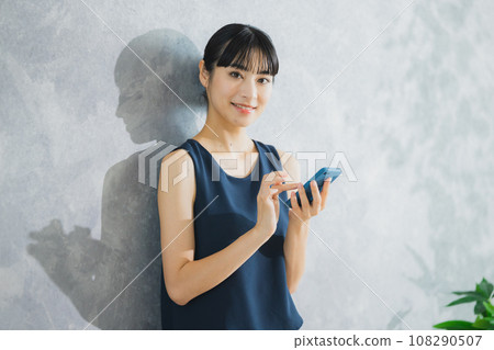 A woman watching a smartphone 108290507