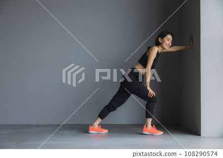 穿著運動服的女人 108290574