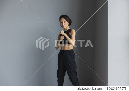 穿著運動服的女人 穿著運動服的女人 108290575