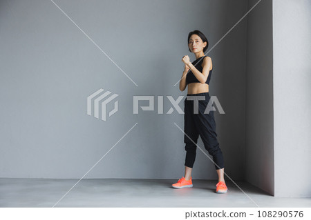 穿著運動服的女人 108290576