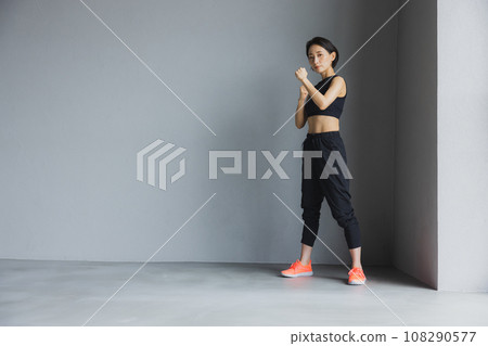 穿著運動服的女人 108290577