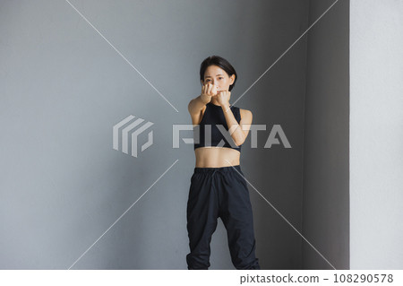 穿著運動服的女人 108290578