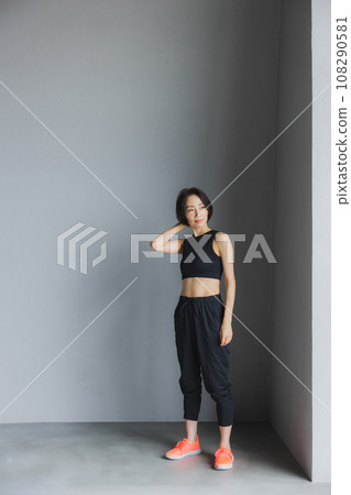 A woman wearing sportswear 108290581
