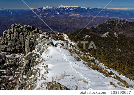 從金風山嶺眺望冬季的水垣山和八岳 108290697