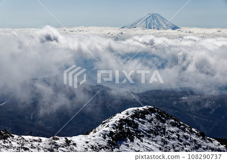Mt. Fuji above the clouds seen from the Mt. Kinpu ridge in winter 108290737
