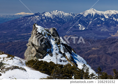 View of the rocky peaks of Mt. Kinpu and Mt. Yatsugatake and Mt. Norikura in winter 108291032