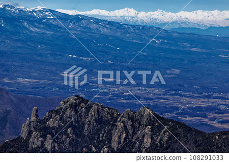 The rocky peaks of Mt. Mizugaki and the Northern Alps/Utorateyama mountain range seen from the Mt. Kinpu ridge in winter 108291033